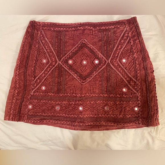 Gorgeous embroidered mini skirt - Picture 2 of 5